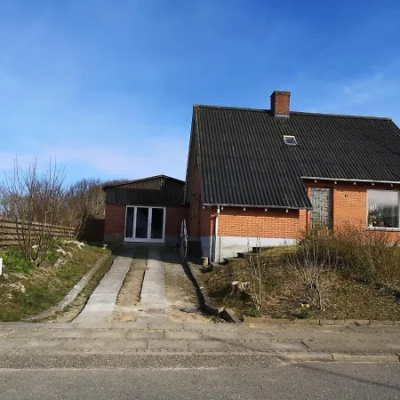Logi I Hus Med Kunst Og Have Bed & Breakfast *