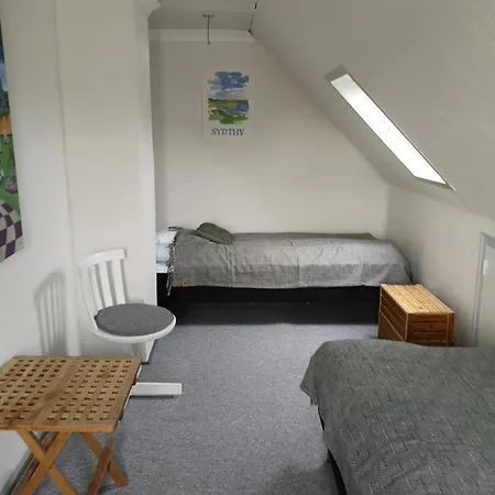 Logi I Hus Med Kunst Og Have