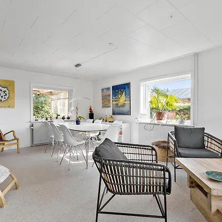 Logi I Hus Med Kunst Og Have Vestervig