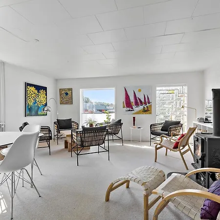 Logi I Hus Med Kunst Og Have Vestervig