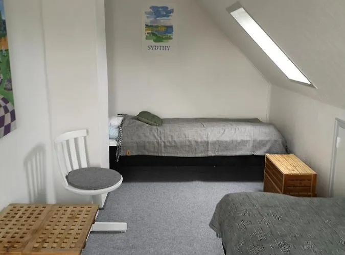 Logi I Hus Med Kunst Og Have