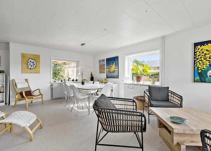 Logi I Hus Med Kunst Og Have Vestervig