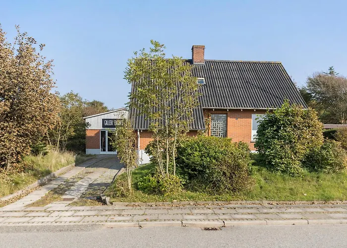 Logi I Hus Med Kunst Og Have B&B