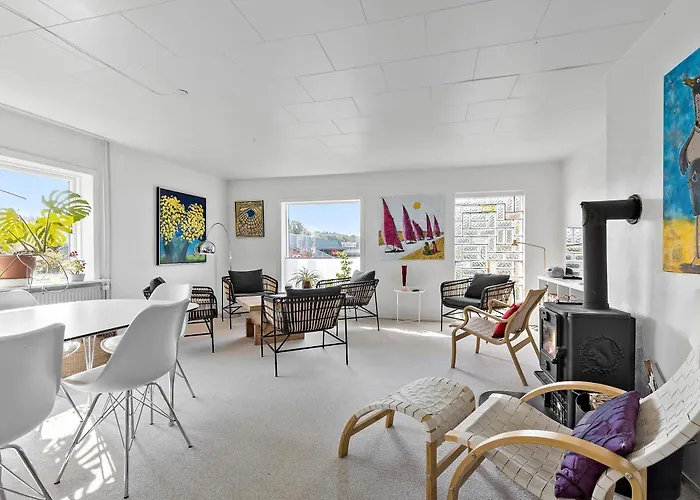 Logi I Hus Med Kunst Og Have Vestervig