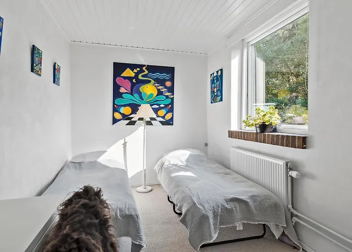 Logi I Hus Med Kunst Og Have B&B